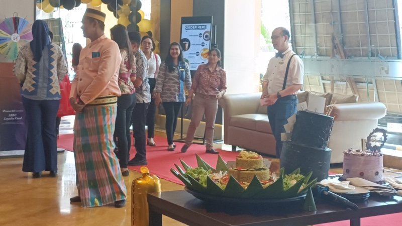 Suasana perayaan anniversary ke-1 swissbelcourt Makassar, terlihat pengunjung sedang mencoba keberuntungan di papan wheel of fortune, jumat(20/10)