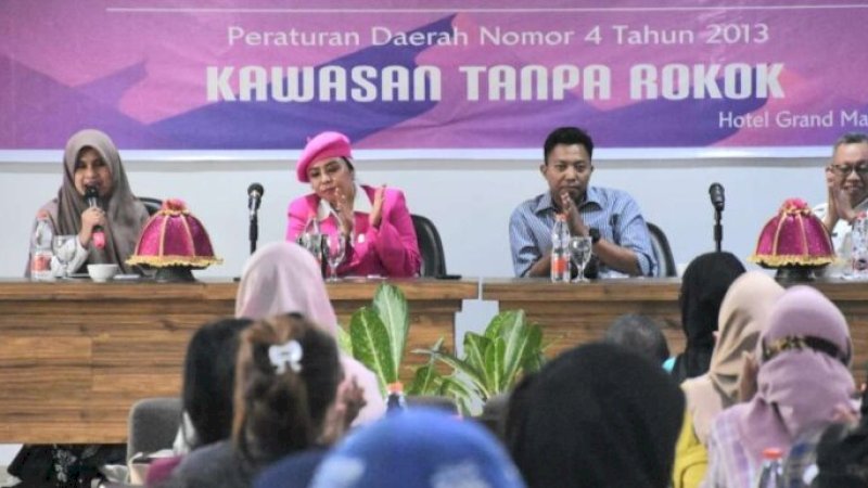 Anggota DPRD Kota Makassar, Nunung Dasniar (tengah/pink)