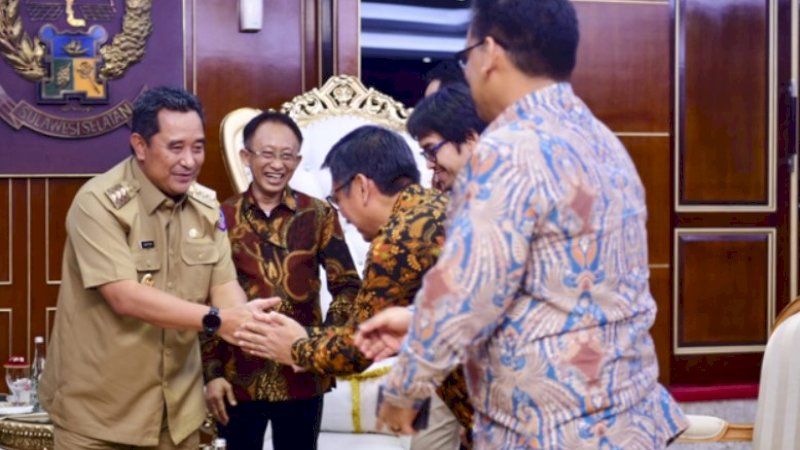 Pertemuan Pj Gubernur Sulsel, Bahtiar Baharuddin, dengan Direktur Distribusi PLN, Adi Priyanto, di Kantor Gubernur Sulsel, Makassar, Selasa (24/10/2023). (Foto: Pemprov Sulsel)