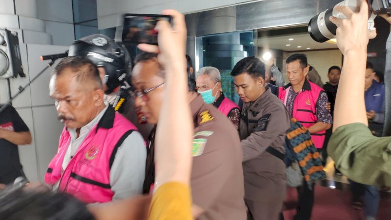 Para tersangka dibawa ke mobil tahanan setelah menjalani pemeriksaan di kantor Kejati Sulsel pada Kamis 26 Oktober 2023, malam. (dok Rakyatku.com)
