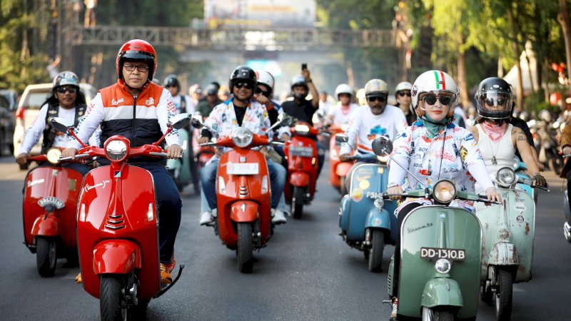 Peringati Hari Sumpah Pemuda, Danny-Fatma Keliling Makassar Naik Vespa