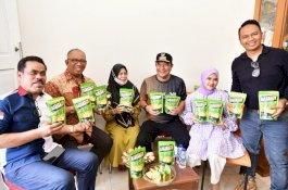 Sambangi Pelaku Usaha Kripik Pisang, Pj Gubernur Bahtiar Bantu Promosi