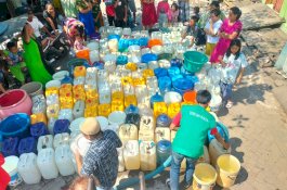 Tanggap Krisis Air, Yayasan Hadji Kalla Distribusi Air Bersih Kepada Warga Terdampak