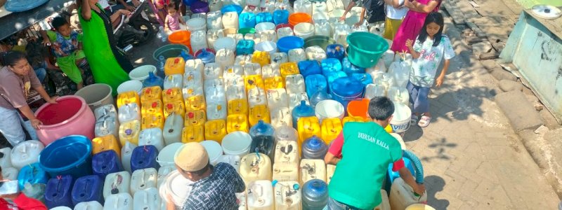 Tanggap Krisis Air, Yayasan Hadji Kalla Distribusi Air Bersih Kepada Warga Terdampak