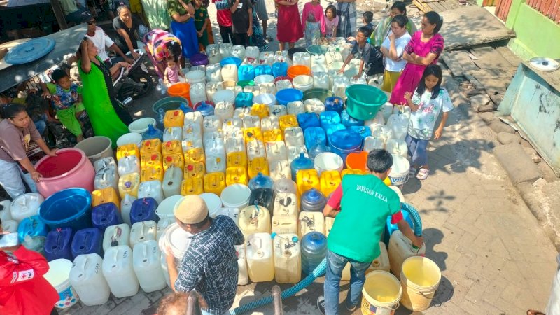 Tanggap Krisis Air, Yayasan Hadji Kalla Distribusi Air Bersih Kepada Warga Terdampak