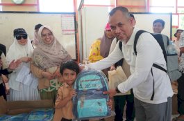 Sasar Anak Pulau Kalla Translog Mengajar Serahkan Perlengkapan Sekolah 