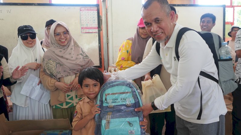 Caption:

TIm pengajar Kalla Translog Mengajar saat berinteraksi dengan murid-murid SD Inpres Barrang Caddi II, Pulau Bonetambu, Kota Makassar, Sabtu (28/10/2023).