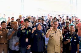 Amran Mahmud Dampingi Andi Yuliani Paris Distribusikan Bantuan ke Petani dan Nelayan