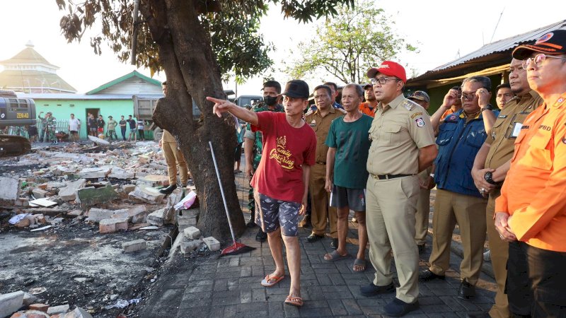 Wali Kota Makassar, Mohammad Ramdhan Pomanto, saat meninjau lokasi kebakaran di Jalan Baji Gau, Makassar, Senin (30/10/2023). (Foto: Pemkot Makassar)