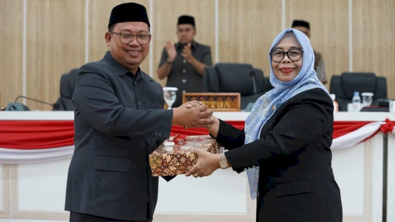 Pj Wali Kota Palopo Serahkan Ranperda APBD Perubahan ke Ketua DPRD