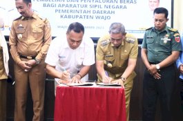 Bantu Pemasaran Beras Lokal Petani, Bupati dan Pemimpin Bulog Cabang Wajo Teken Nota Kesepahaman
