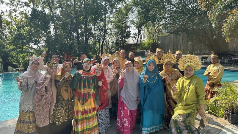 HUT ke-416 Kota Makassar, Warga Sekolah Islam Athirah Kompak Kenakan Baju Adat
