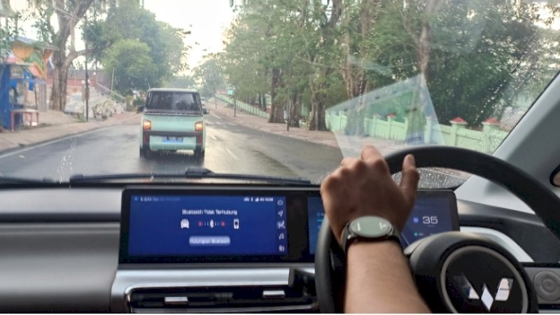 Wuling Ajak Wartawan Buktikan Keunggulan Mobil Listrik di Ketinggian Malino. Total Konsumsi Baterai 47% Setara Rp21 Ribu