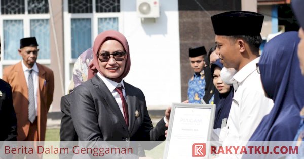 Hari Pahlawan, Bupati Luwu Utara Serahkan Penghargaan Nakes Teladan