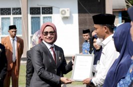 Hari Pahlawan, Bupati Luwu Utara Serahkan Penghargaan Nakes Teladan