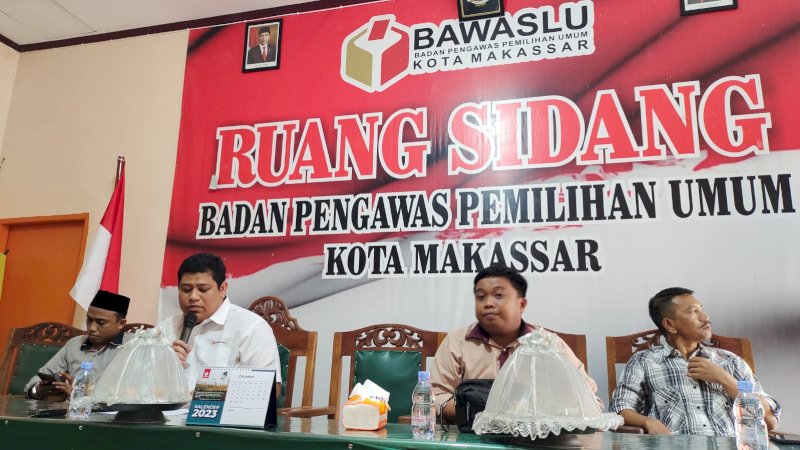 Ketua Bawaslu Kota Makassar, Dede Arwinsyah saat memberikan keterangan di kantor Bawaslu Makassar pada Senin 13 November 2023.