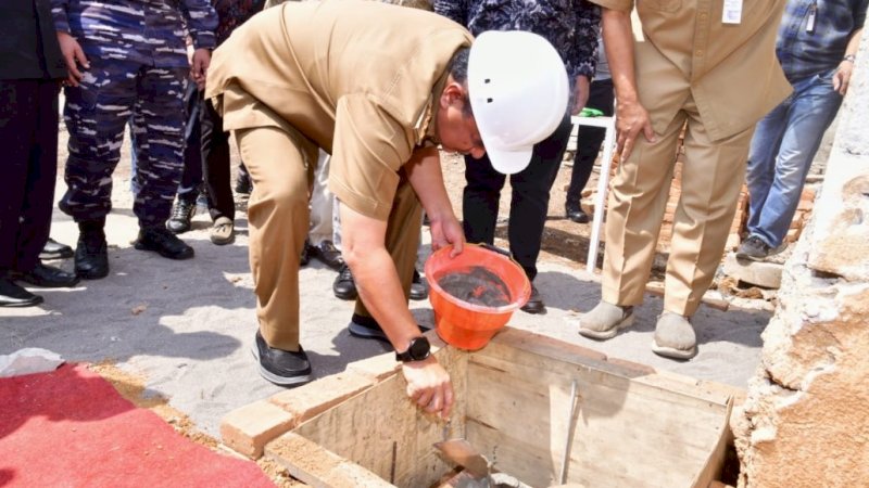 Peletakan baru pertama atau groundbreaking bangunan packing house (rumah pengemasan) dan ripening (ruang pematangan) pisang cavendish PT Laris Manis Utama (LMU), di Kawasan Industri Tallasa City, Makassar, Selasa (14/11/2023). (Foto: Pemprov Sulsel)