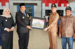 Bupati dan Wakil Bupati Maros Kompak Serahkan Sertifikat ADWI hingga SK THT