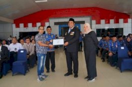 Bupati Maros Serahkan Sertifikat ADWI 2023 Kepada Kades Salenrang