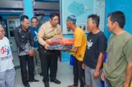 Terjun Langsung ke Kecamatan Lau, Bupati Maros Serahkan Bantuan Alat Tangkap Kepiting