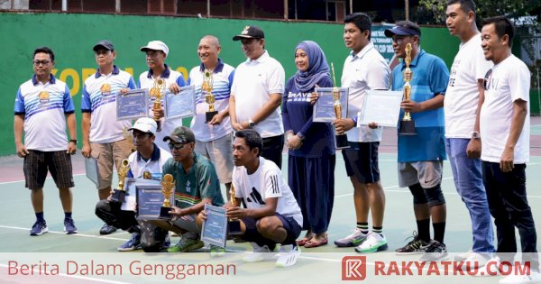 Amran Mahmud Serahkan Hadiah Juara Turnamen Tennis Bupati Cup 2023