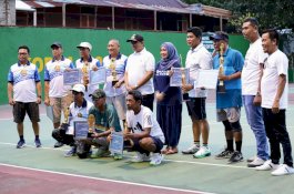 Amran Mahmud Serahkan Hadiah Juara Turnamen Tennis Bupati Cup 2023