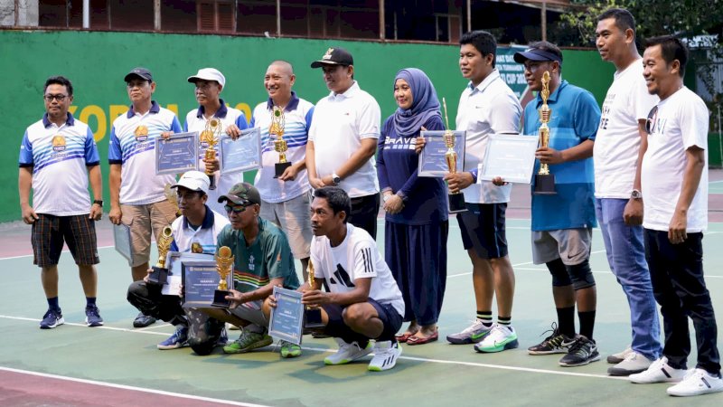 Amran Mahmud Serahkan Hadiah Juara Turnamen Tennis Bupati Cup 2023