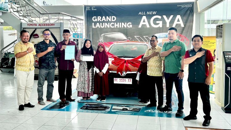 Komitmen Kalla Toyota Serahkan Grand Prize Toyota Agya ke Pelanggan Kalla Toyota Polman