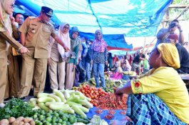 Pantau Harga Bahan Pokok di Pasar Batangase Maros, Pj Gubernur Sulsel: Harga Beras Masih Bagus, Telur Relatif Turun