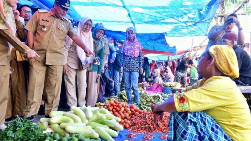 Pantau Harga Bahan Pokok di Pasar Batangase Maros, Pj Gubernur Sulsel: Harga Beras Masih Bagus, Telur Relatif Turun