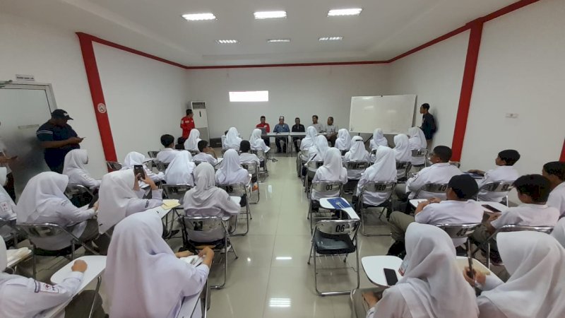 Siswa SMP Islam Athirah Bukit Baruga Belajar di Markas PMI Kota Makassar