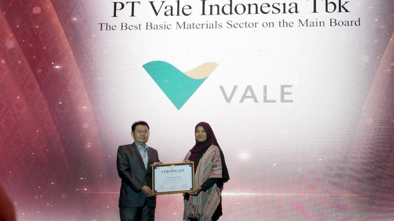 Senior Manager Investor Relations PT Vale, Glorinophika (kanan), saat menerima penghargaan Certified Securities Analyst (CSA) Awards 2023 dalam seremoni di Menara 165, Granada Ballroom, Jakarta, Kamis (23/11/2023). (Foto: PT Vale Indonesia)