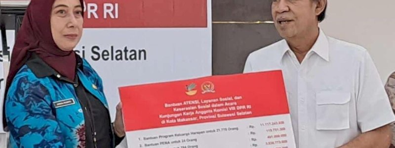 Ashabul Kahfi Serahkan Rp15 Miliar Bantuan Sosial ke Warga Makassar 