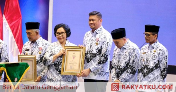 Adnan Purichta Ichsan Raih Penghargaan Dwija Praja Nugraha