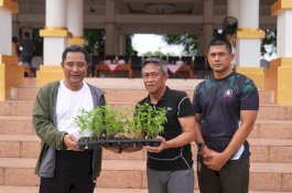 Kunker ke Bone, Pj Gubernur Sulsel Jalan Pagi hingga Berikan Bantuan Bibit Cabai