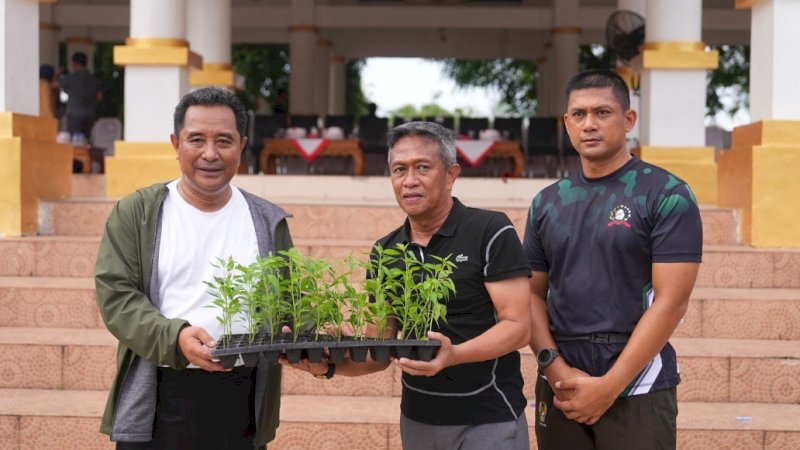 Penjabat (Pj) Gubernur Sulawesi Selatan (Sulsel), Bahtiar Baharuddin (kiri), dalam kunjungan kerja ke Kabupaten Bone, Ahad (26/11/2023).