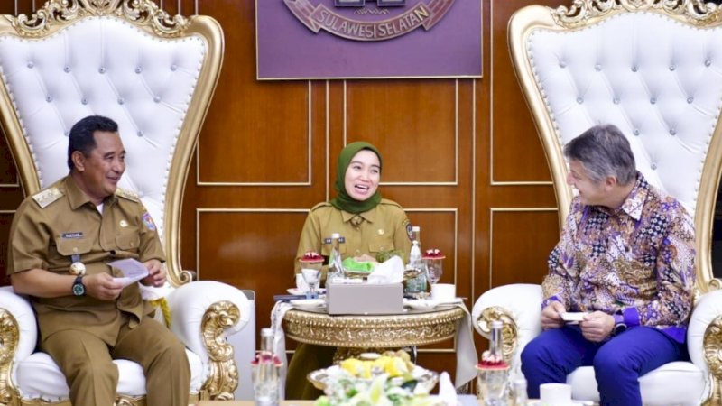 Penjabat (Pj) Gubernur Sulawesi Selatan (Sulsel), Bahtiar Baharuddin (kiri), saat pertemuan dengan Duta Besar Uni Eropa untuk Indonesia dan Brunei Darussalam, H.E. Vincent Piket (kanan), di Kantor Gubernur Sulsel, Senin (27/11/2023). (Foto: Pemprov Sulsel)