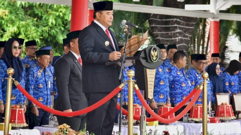 Pj Gubernur Sulsel, Bahtiar Baharuddin, saat memimpin upacara peringatan HUT ke-52 Korpri di lapangan upacara rumah jabatan Gubernur Sulsel, Rabu (29/11/2023). (Foto: Pemprov Sulsel)