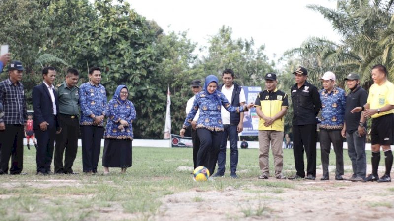 Bupati Luwu Utara, Indah Putri Indriani, menendang pola tanda dimulainya turnamen sepak bola bertajuk SBP Cup 2023 di Lapangan Desa Palandan, Kecamatan Baebunta, Rabu (29/11/2023). (Foto: Pemkab Luwu Utara)