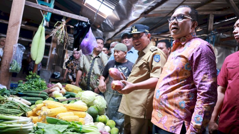 Penjabat (Pj) Gubernur Sulawesi Selatan (Sulsel), Bahtiar Baharuddin, bersama Wali Kota Makassar, Mohammad Ramdhan Pomanto, melakukan sidak harga pangan di Pasar Panakkukang (Toddopuli), Makassar, Kamis (30/11/2023). (Foto: Pemkot Makassar)