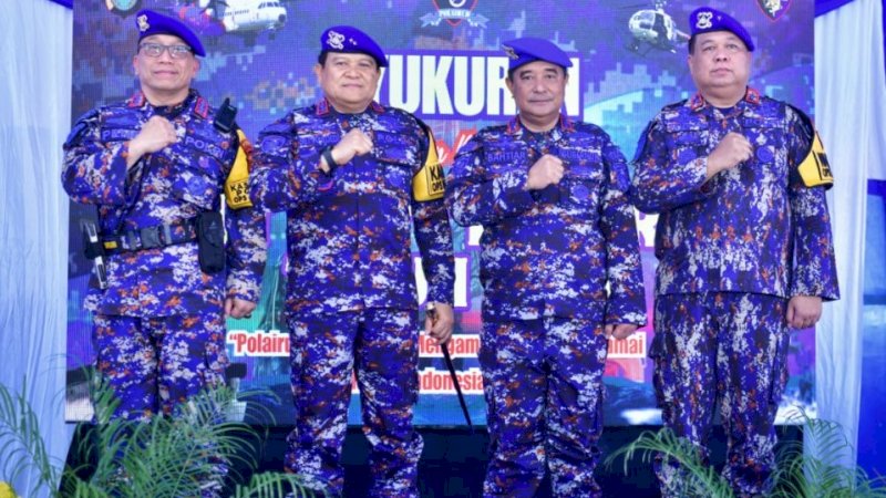 Pj Gubernur Sulsel, Bahtiar Baharuddin (kedua kanan), saat menghadiri peringatan HUT ke-73 Polisi Perairan dan Udara (Polairud) Polda Sulsel di Markas Polairud Polda Sulsel, Makassar, Jumat (1/12/2023). (Foto: Pemprov Sulsel)