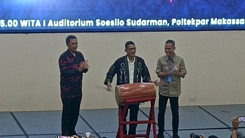 Menparekraf Sandiaga S.Uno didampingi Direktur Poltekpar Makassar (Kiri) Herry Rachmat dan Ketua IKA Poltekpar (kanan) Didi Leonard Manaba, jumat (01/12) Kampus Poltekpar