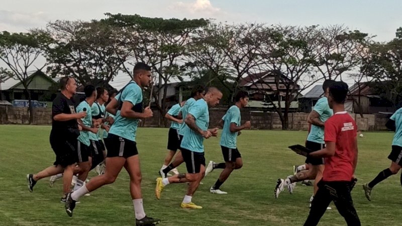 Radja Nainggolan terlihat tengah mengikuti latihan bersama tim di Lapangan Bosowa Sport Center, Makassar, pada Selasa (5/12/2023). (foto: Usman Pala/Rakyatku.com)