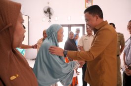 Bupati Bantaeng Salurkan Bantuan PKH-BPNT