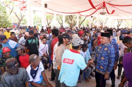 Bupati Bantaeng Salurkan Zakat dan Infaq BAZNAS ke Ratusan Tukang Becak