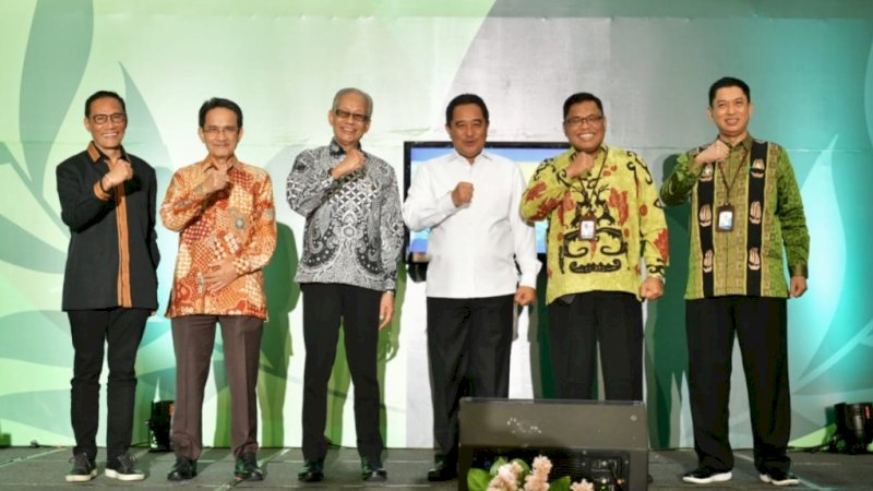 Penjabat (Pj) Gubernur Sulawesi Selatan (Sulsel), Bahtiar Baharuddin (ketiga kanan), pada Rapat Koordinasi Daerah dan Launching Hasil Sensus Pertanian 2023 (ST2023) yang digelar Badan Pusat Statistik (BPS) Sulsel, di Hotel Dalton, Makassar, Selasa (5/12/2023). (Foto: Pemprov Sulsel)