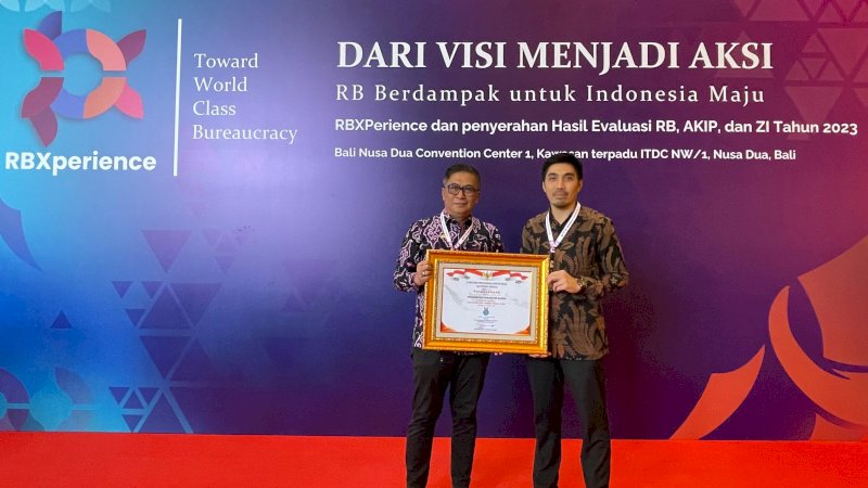 Sekda Barru, Abustan A.B., bersama Kabag Organisasi Setda Barru, Sophan Mulapurta, usai penerimaan penghargaan hasil evaluasi SAKIP dan Apresiasi RB Berdampak dan ZI 2023 di Nusa Dua Convention Center, Bali, Rabu, (6/11/2023). 