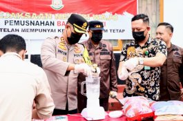 Kapolres Bersama Kajari Wajo Musnahkan Barang Bukti