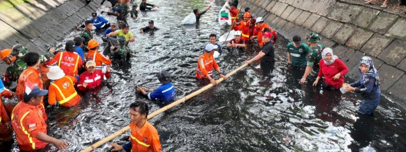 Aksi Bersih-Bersih Kanal, Wali Kota Makassar dan Dandim 1408 Turun Langsung