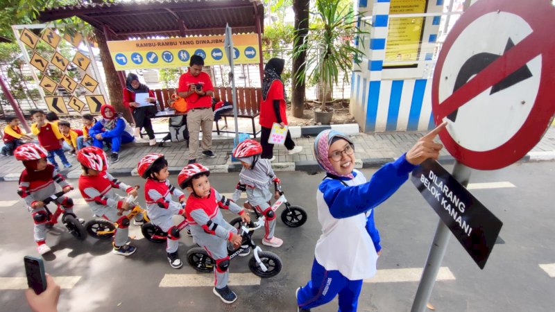 Guru dan Paud saat sedang belajar safety riding